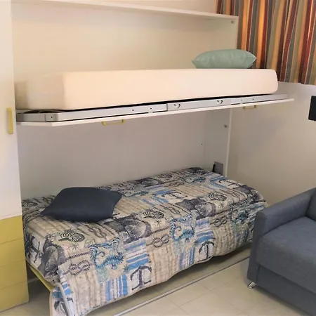 Colorful By The Beach-beahost Apartament